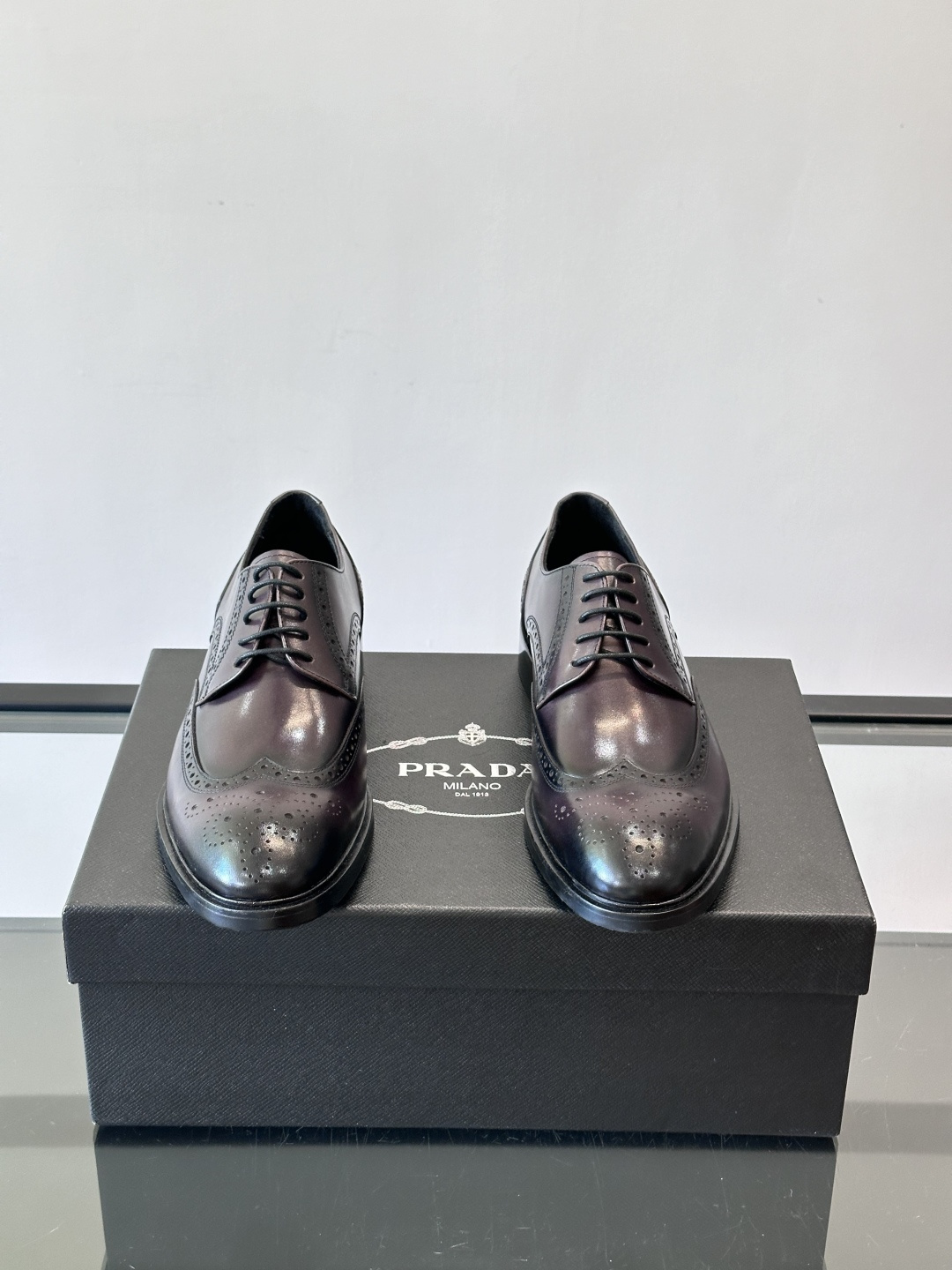 Prad*家新款🆕 男士休闲皮鞋✔️选用进口头层黑色小牛皮材质，质感满满，挺括和圆形鞋头设计, 原版开模