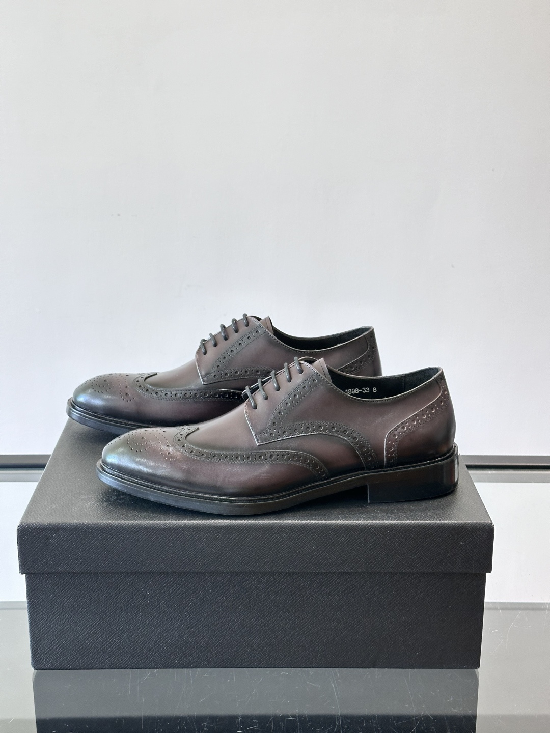 Prad*家新款🆕 男士休闲皮鞋✔️选用进口头层黑色小牛皮材质，质感满满，挺括和圆形鞋头设计, 原版开模