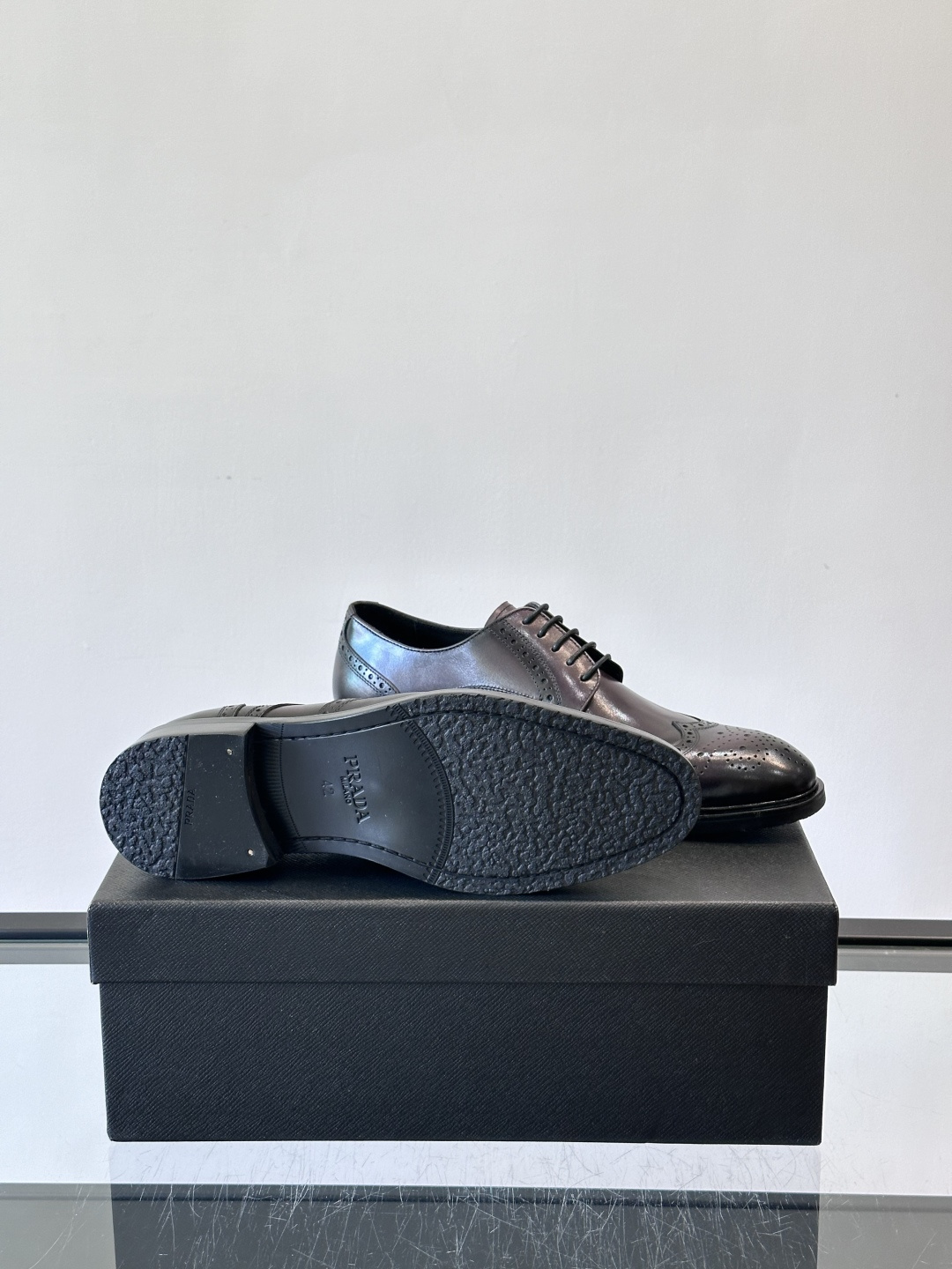 Prad*家新款🆕 男士休闲皮鞋✔️选用进口头层黑色小牛皮材质，质感满满，挺括和圆形鞋头设计, 原版开模