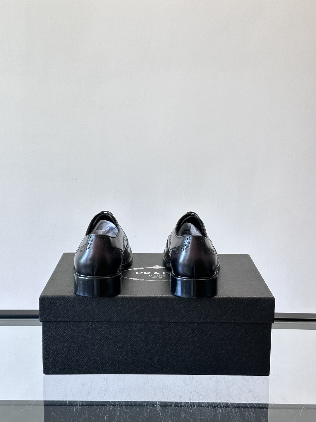 Prad*家新款🆕 男士休闲皮鞋✔️选用进口头层黑色小牛皮材质，质感满满，挺括和圆形鞋头设计, 原版开模