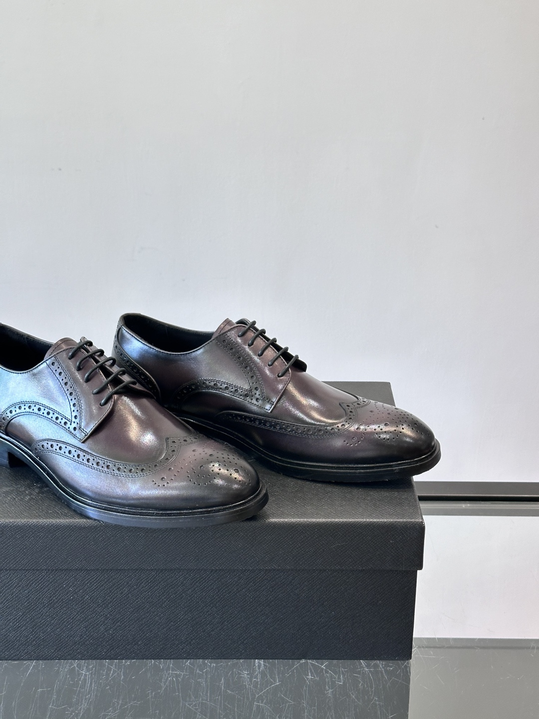 Prad*家新款🆕 男士休闲皮鞋✔️选用进口头层黑色小牛皮材质，质感满满，挺括和圆形鞋头设计, 原版开模