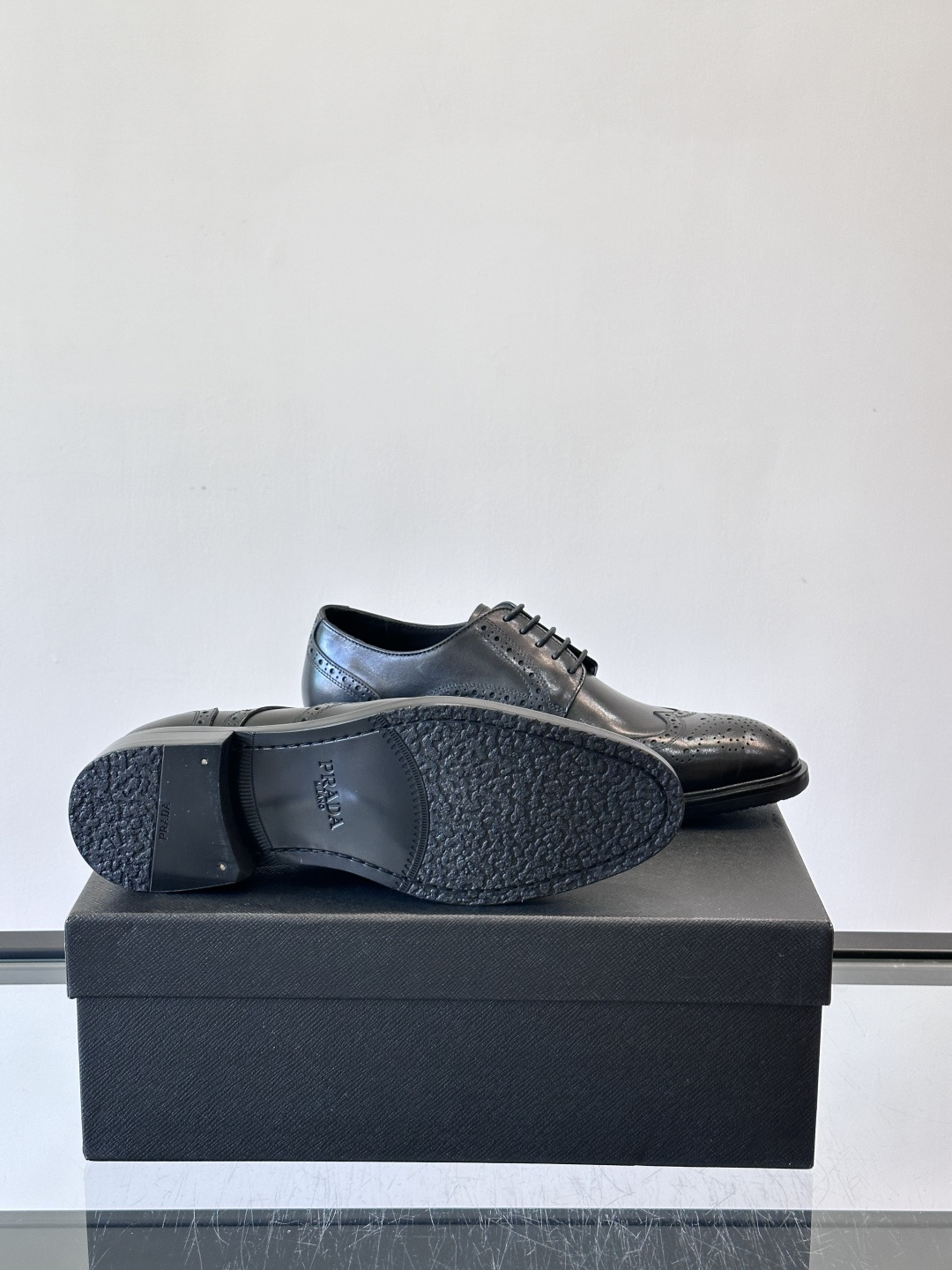 Prad*家新款🆕 男士休闲皮鞋✔️选用进口头层黑色小牛皮材质，质感满满，挺括和圆形鞋头设计, 原版开模