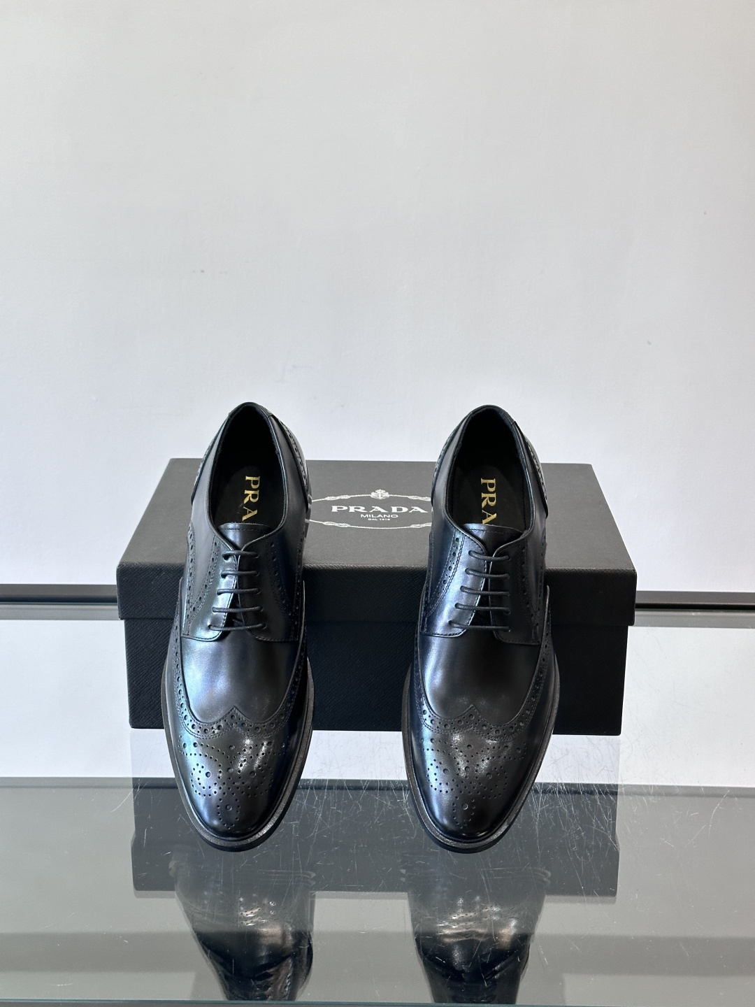 Prad*家新款🆕 男士休闲皮鞋✔️选用进口头层黑色小牛皮材质，质感满满，挺括和圆形鞋头设计, 原版开模
