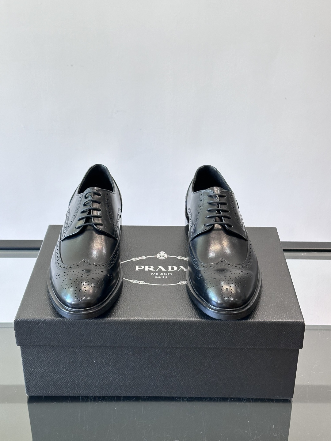 Prad*家新款🆕 男士休闲皮鞋✔️选用进口头层黑色小牛皮材质，质感满满，挺括和圆形鞋头设计, 原版开模
