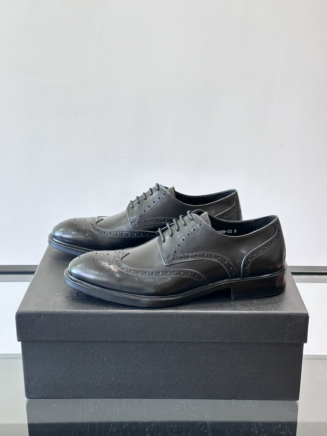 Prad*家新款🆕 男士休闲皮鞋✔️选用进口头层黑色小牛皮材质，质感满满，挺括和圆形鞋头设计, 原版开模