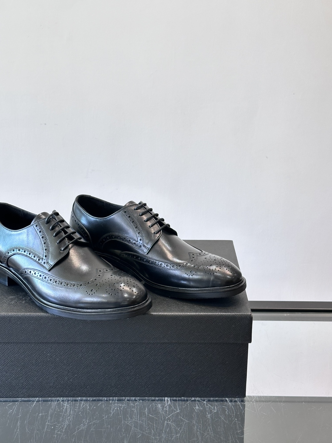 Prad*家新款🆕 男士休闲皮鞋✔️选用进口头层黑色小牛皮材质，质感满满，挺括和圆形鞋头设计, 原版开模