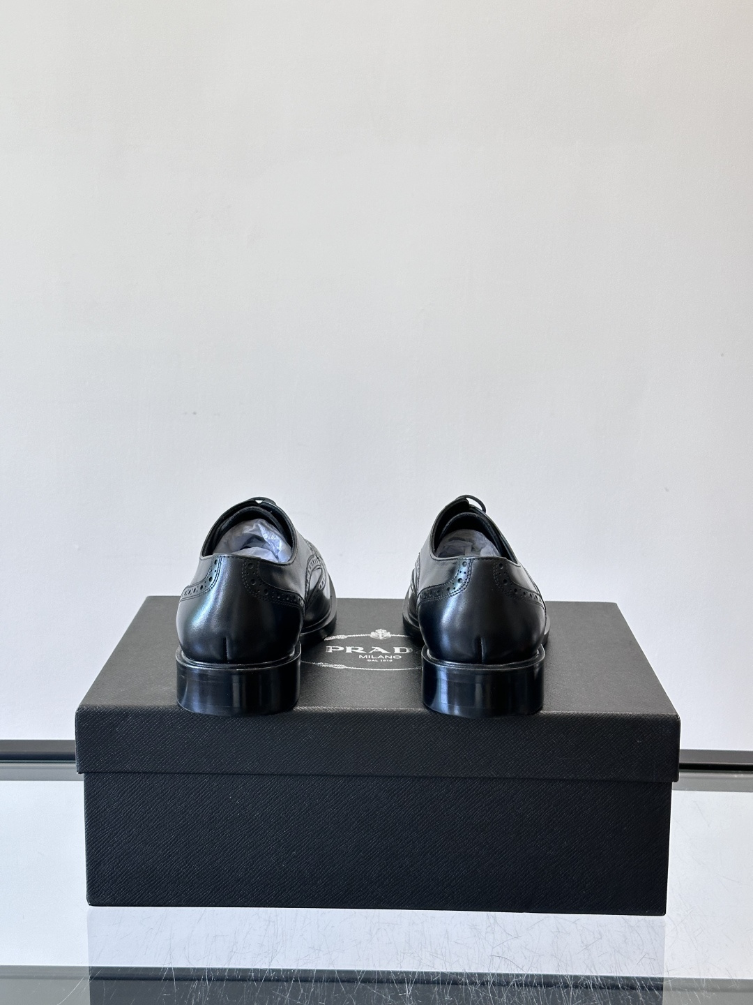 Prad*家新款🆕 男士休闲皮鞋✔️选用进口头层黑色小牛皮材质，质感满满，挺括和圆形鞋头设计, 原版开模