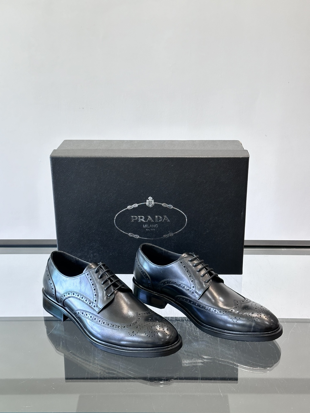 Prad*家新款🆕 男士休闲皮鞋✔️选用进口头层黑色小牛皮材质，质感满满，挺括和圆形鞋头设计, 原版开模