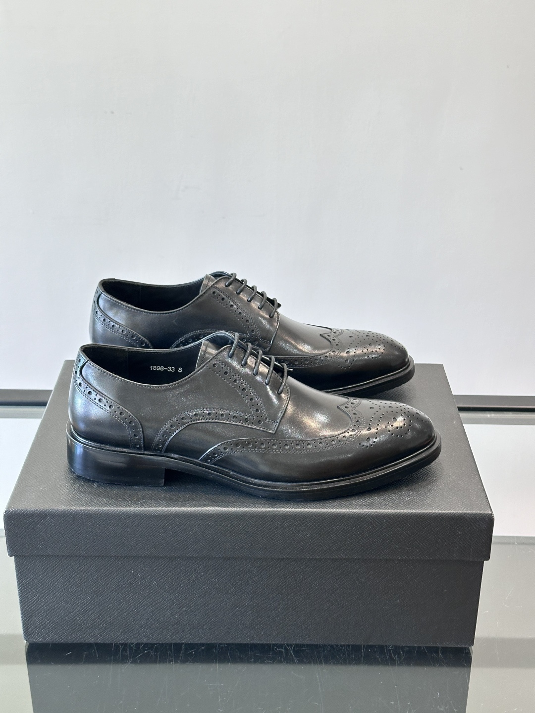 Prad*家新款🆕 男士休闲皮鞋✔️选用进口头层黑色小牛皮材质，质感满满，挺括和圆形鞋头设计, 原版开模