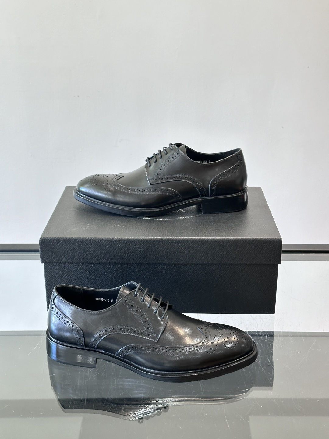 Prad*家新款🆕 男士休闲皮鞋✔️选用进口头层黑色小牛皮材质，质感满满，挺括和圆形鞋头设计, 原版开模