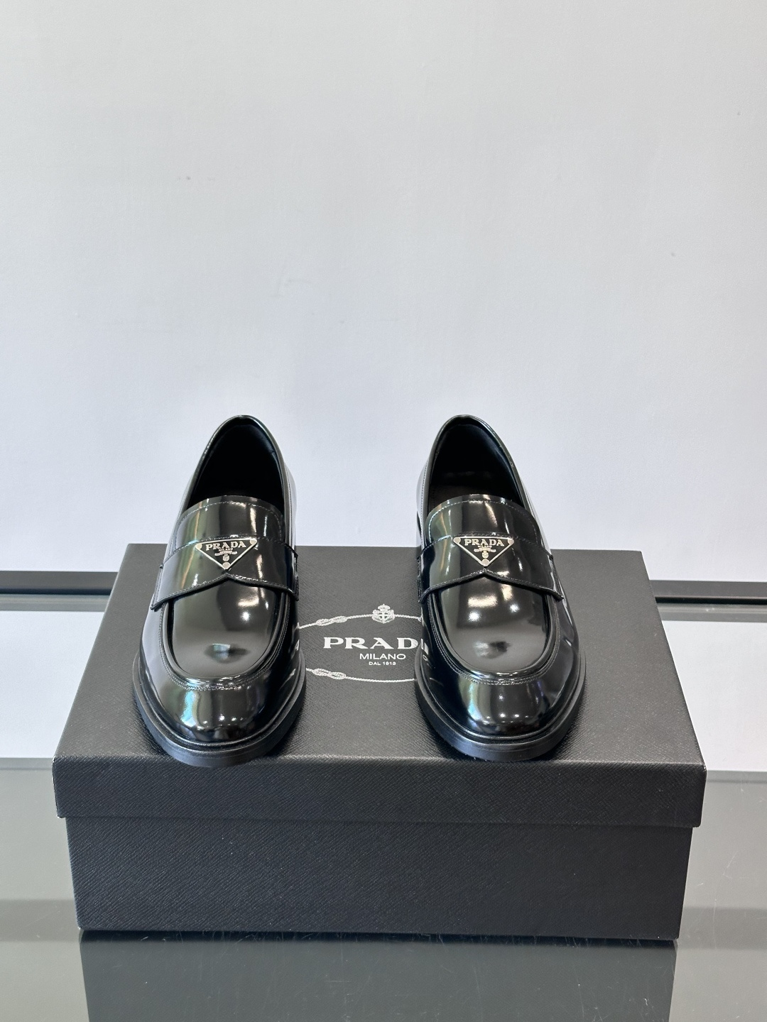 Prad*家新款🆕 男士休闲皮鞋✔️选用进口头层黑色小牛皮材质，质感满满，挺括和圆形鞋头设计, 原版开模