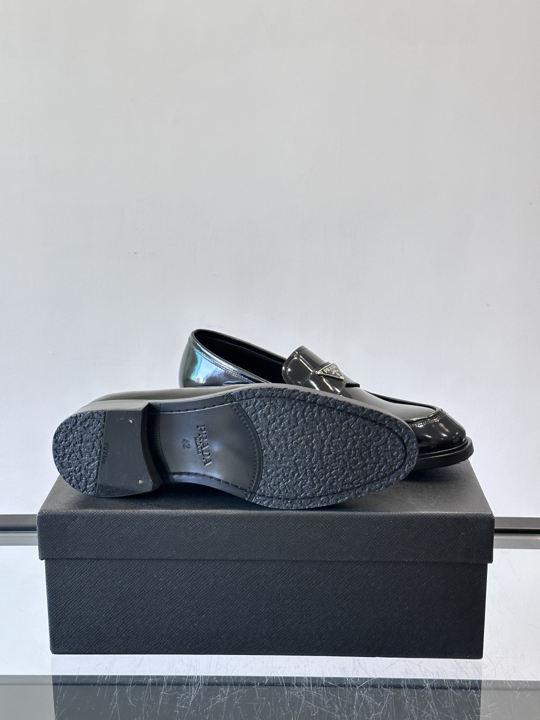 Prad*家新款🆕 男士休闲皮鞋✔️选用进口头层黑色小牛皮材质，质感满满，挺括和圆形鞋头设计, 原版开模