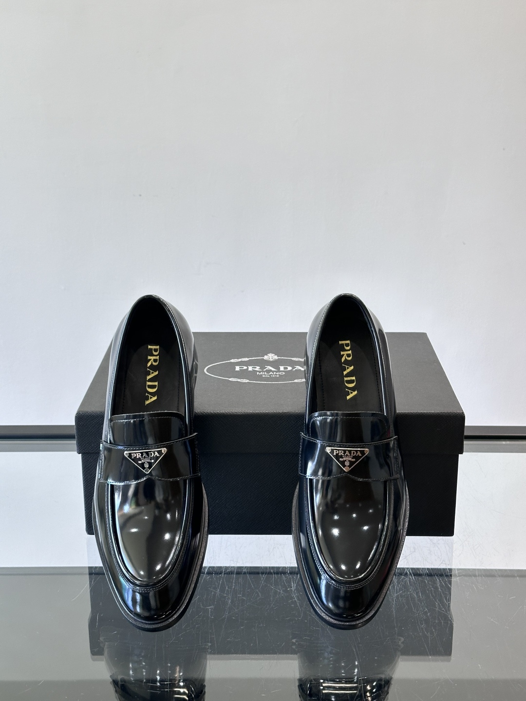 Prad*家新款🆕 男士休闲皮鞋✔️选用进口头层黑色小牛皮材质，质感满满，挺括和圆形鞋头设计, 原版开模
