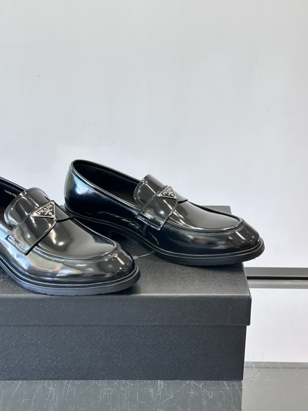 Prad*家新款🆕 男士休闲皮鞋✔️选用进口头层黑色小牛皮材质，质感满满，挺括和圆形鞋头设计, 原版开模