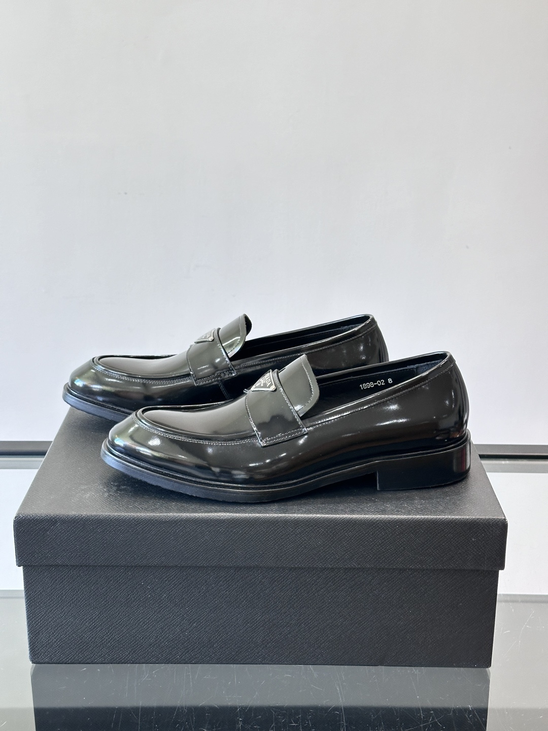 Prad*家新款🆕 男士休闲皮鞋✔️选用进口头层黑色小牛皮材质，质感满满，挺括和圆形鞋头设计, 原版开模