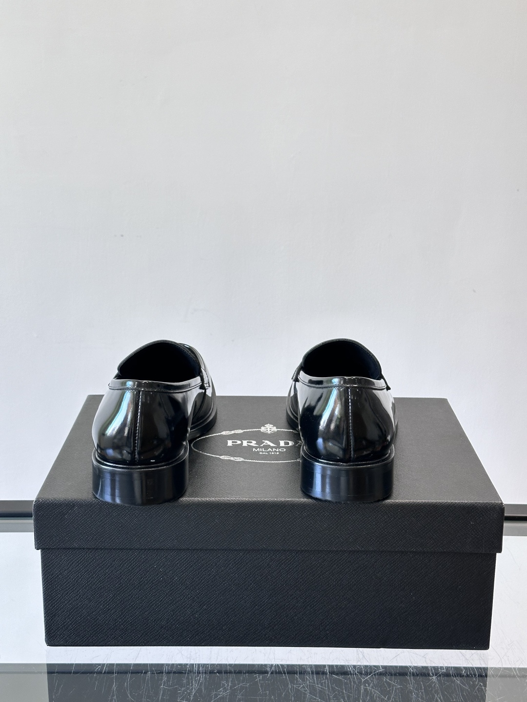 Prad*家新款🆕 男士休闲皮鞋✔️选用进口头层黑色小牛皮材质，质感满满，挺括和圆形鞋头设计, 原版开模