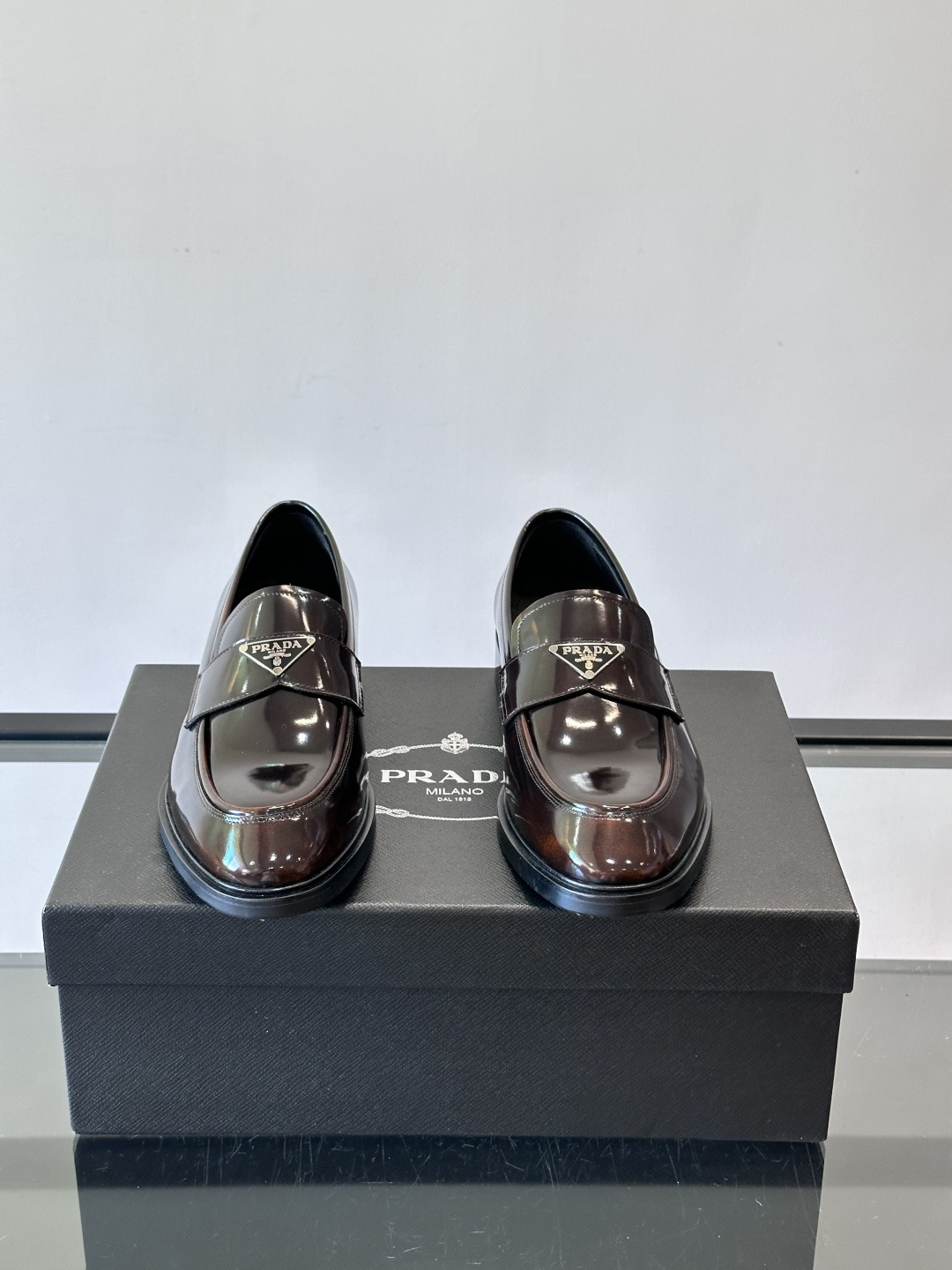 Prad*家新款🆕 男士休闲皮鞋✔️选用进口头层黑色小牛皮材质，质感满满，挺括和圆形鞋头设计, 原版开模