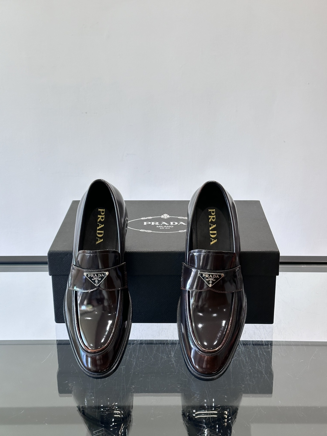 Prad*家新款🆕 男士休闲皮鞋✔️选用进口头层黑色小牛皮材质，质感满满，挺括和圆形鞋头设计, 原版开模