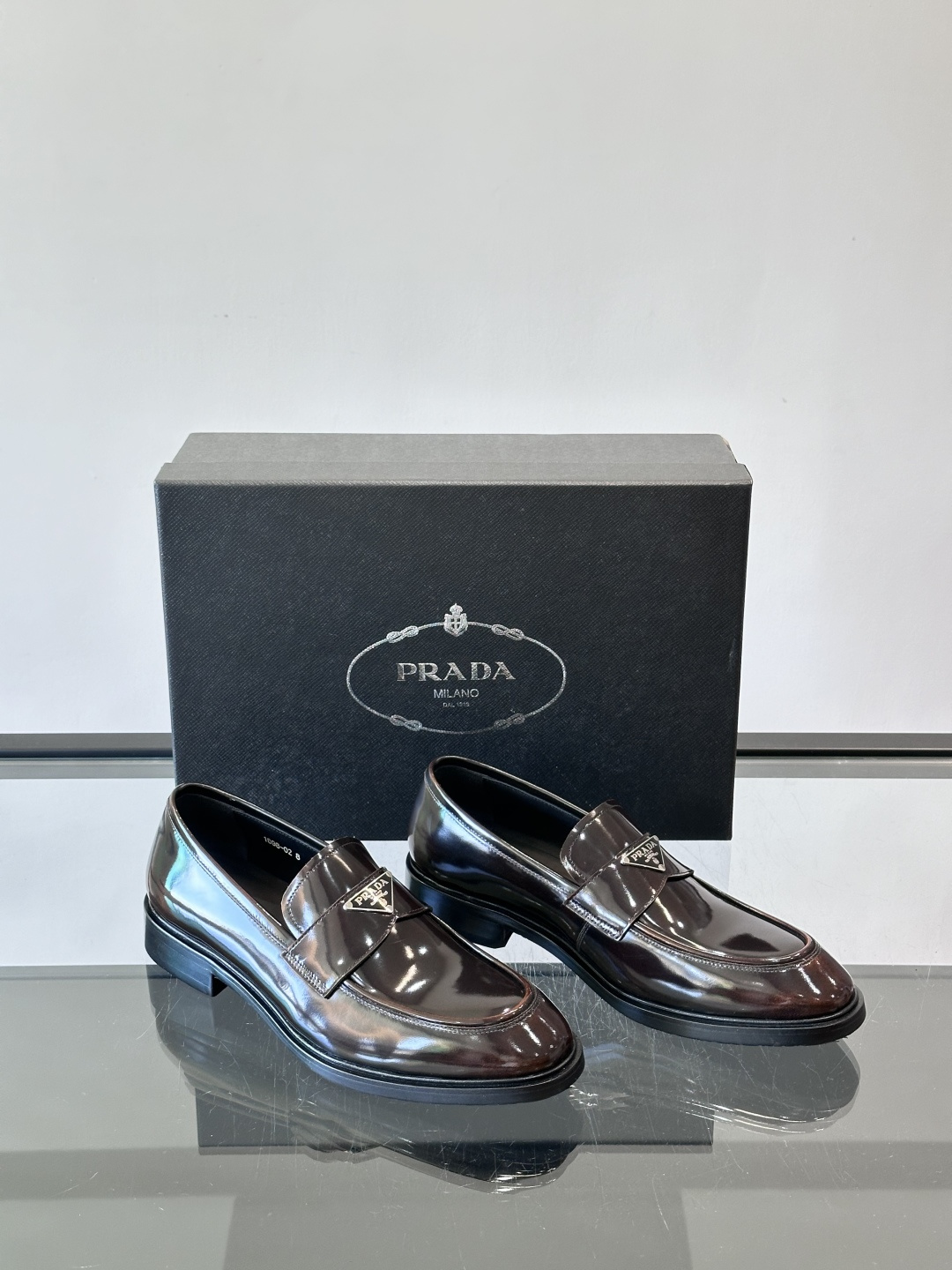 Prad*家新款🆕 男士休闲皮鞋✔️选用进口头层黑色小牛皮材质，质感满满，挺括和圆形鞋头设计, 原版开模