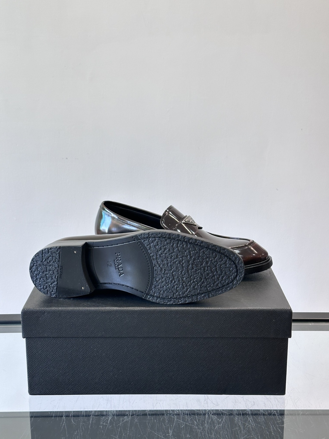 Prad*家新款🆕 男士休闲皮鞋✔️选用进口头层黑色小牛皮材质，质感满满，挺括和圆形鞋头设计, 原版开模