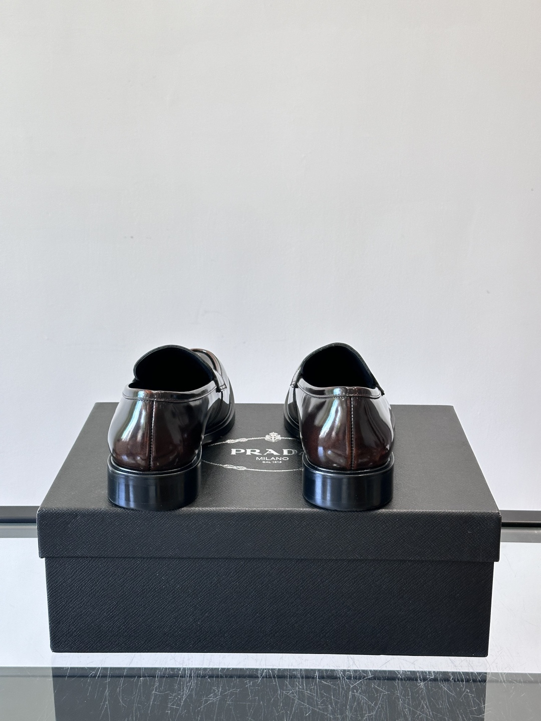 Prad*家新款🆕 男士休闲皮鞋✔️选用进口头层黑色小牛皮材质，质感满满，挺括和圆形鞋头设计, 原版开模