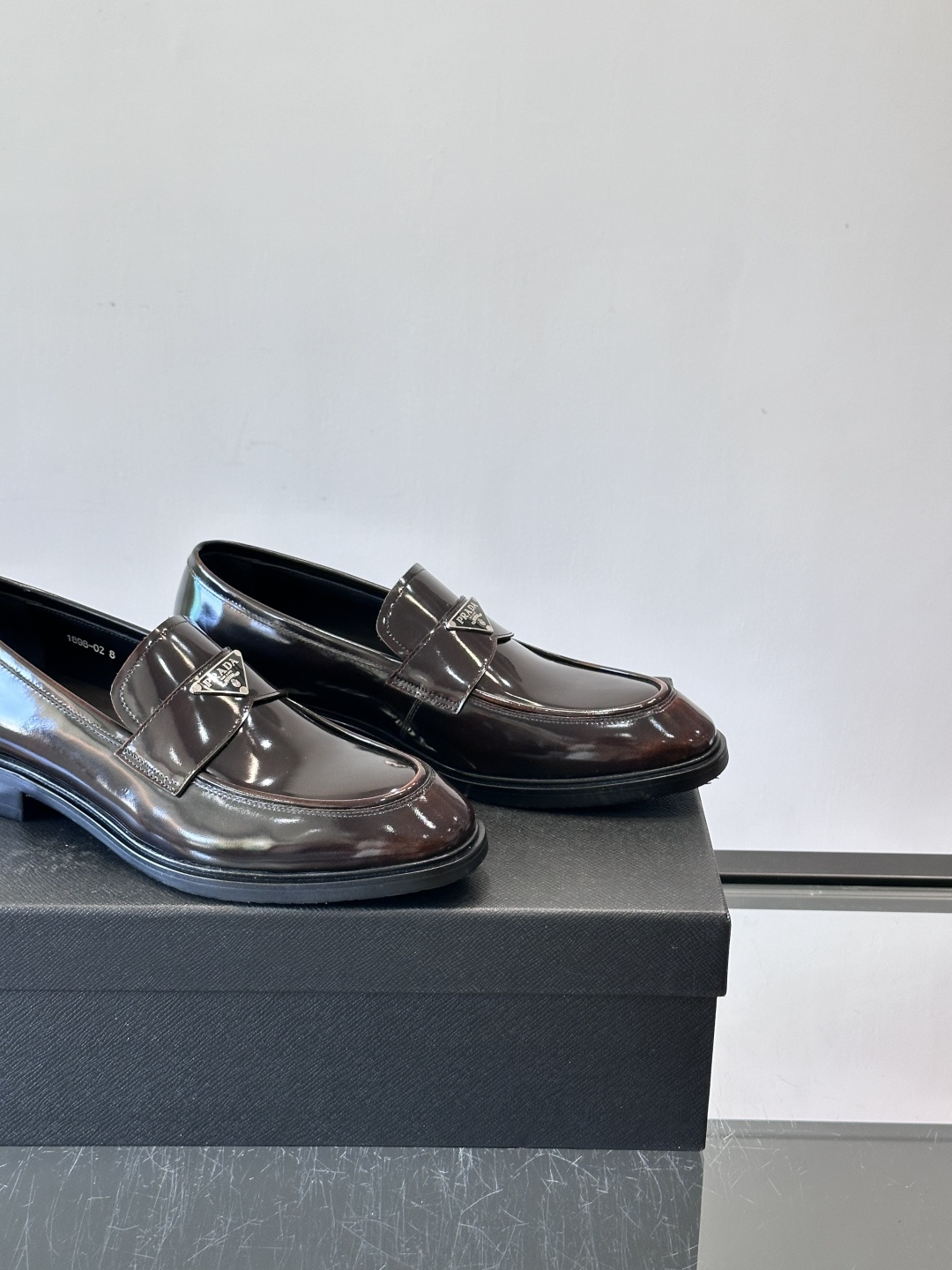 Prad*家新款🆕 男士休闲皮鞋✔️选用进口头层黑色小牛皮材质，质感满满，挺括和圆形鞋头设计, 原版开模