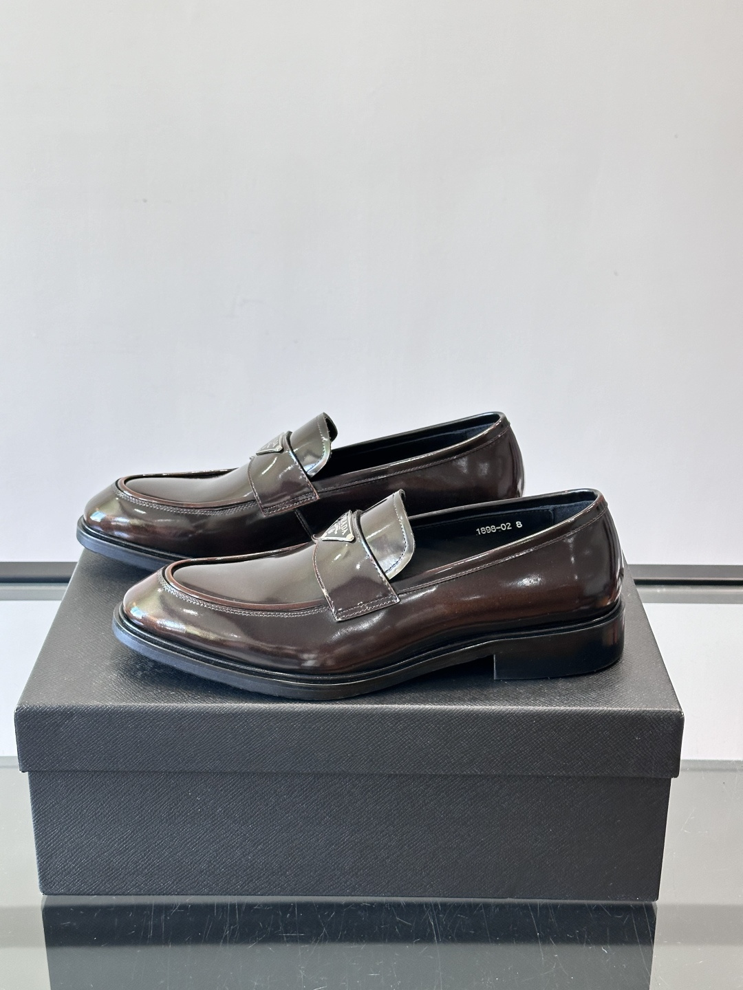 Prad*家新款🆕 男士休闲皮鞋✔️选用进口头层黑色小牛皮材质，质感满满，挺括和圆形鞋头设计, 原版开模