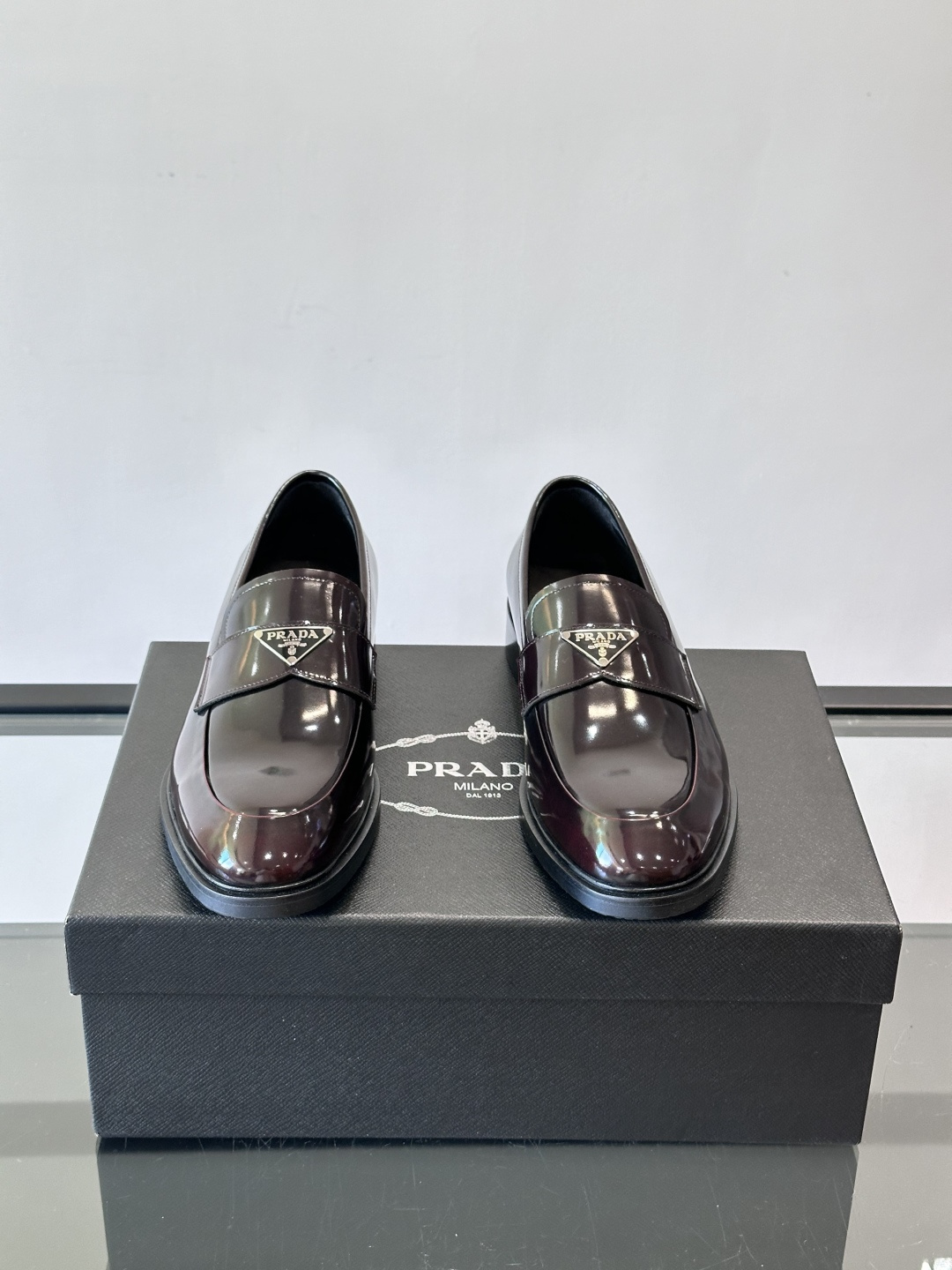 Prad*家新款🆕 男士休闲皮鞋✔️选用进口头层黑色小牛皮材质，质感满满，挺括和圆形鞋头设计, 原版开模