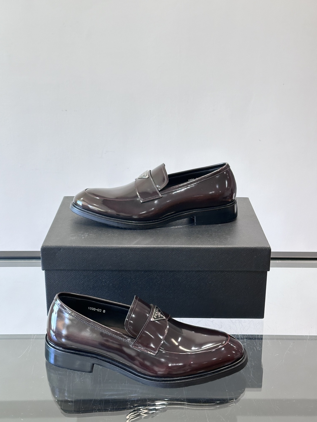 Prad*家新款🆕 男士休闲皮鞋✔️选用进口头层黑色小牛皮材质，质感满满，挺括和圆形鞋头设计, 原版开模