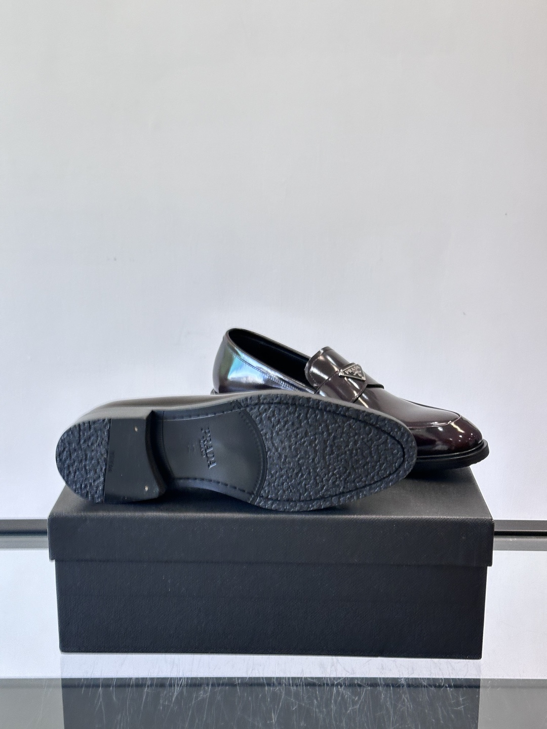 Prad*家新款🆕 男士休闲皮鞋✔️选用进口头层黑色小牛皮材质，质感满满，挺括和圆形鞋头设计, 原版开模