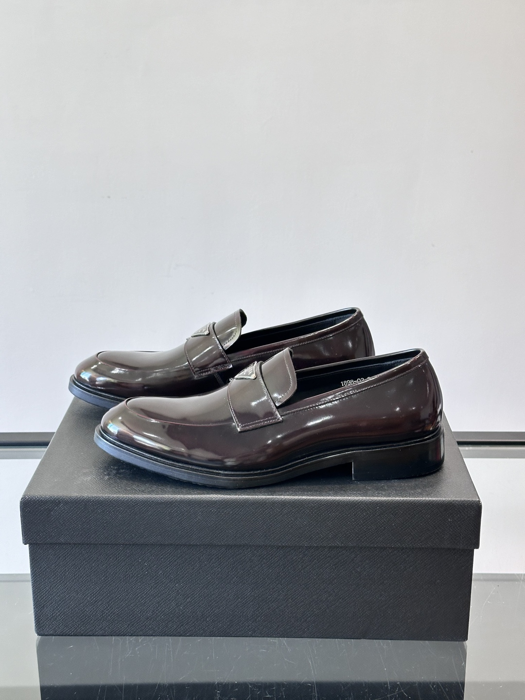 Prad*家新款🆕 男士休闲皮鞋✔️选用进口头层黑色小牛皮材质，质感满满，挺括和圆形鞋头设计, 原版开模