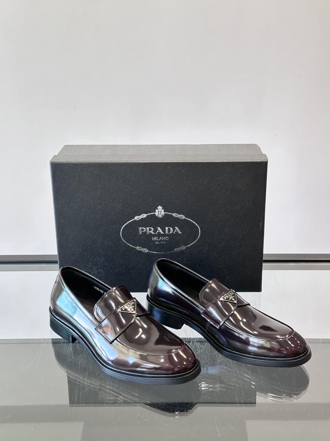 Prad*家新款🆕 男士休闲皮鞋✔️选用进口头层黑色小牛皮材质，质感满满，挺括和圆形鞋头设计, 原版开模