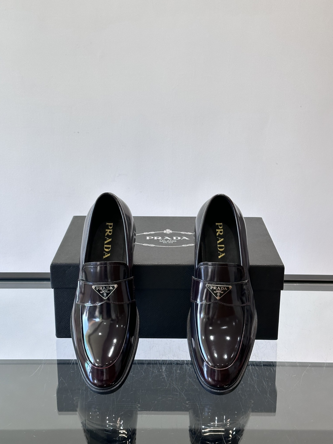 Prad*家新款🆕 男士休闲皮鞋✔️选用进口头层黑色小牛皮材质，质感满满，挺括和圆形鞋头设计, 原版开模