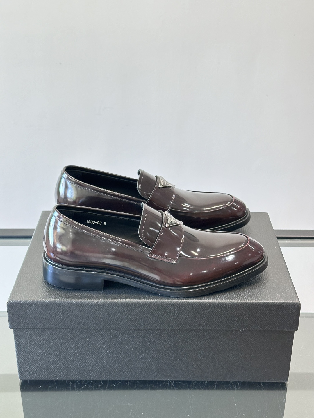 Prad*家新款🆕 男士休闲皮鞋✔️选用进口头层黑色小牛皮材质，质感满满，挺括和圆形鞋头设计, 原版开模