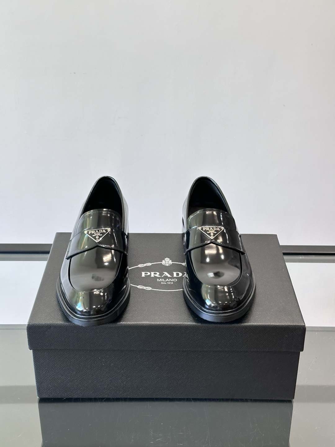 Prad*家新款🆕 男士休闲皮鞋✔️选用进口头层黑色小牛皮材质，质感满满，挺括和圆形鞋头设计, 原版开模
