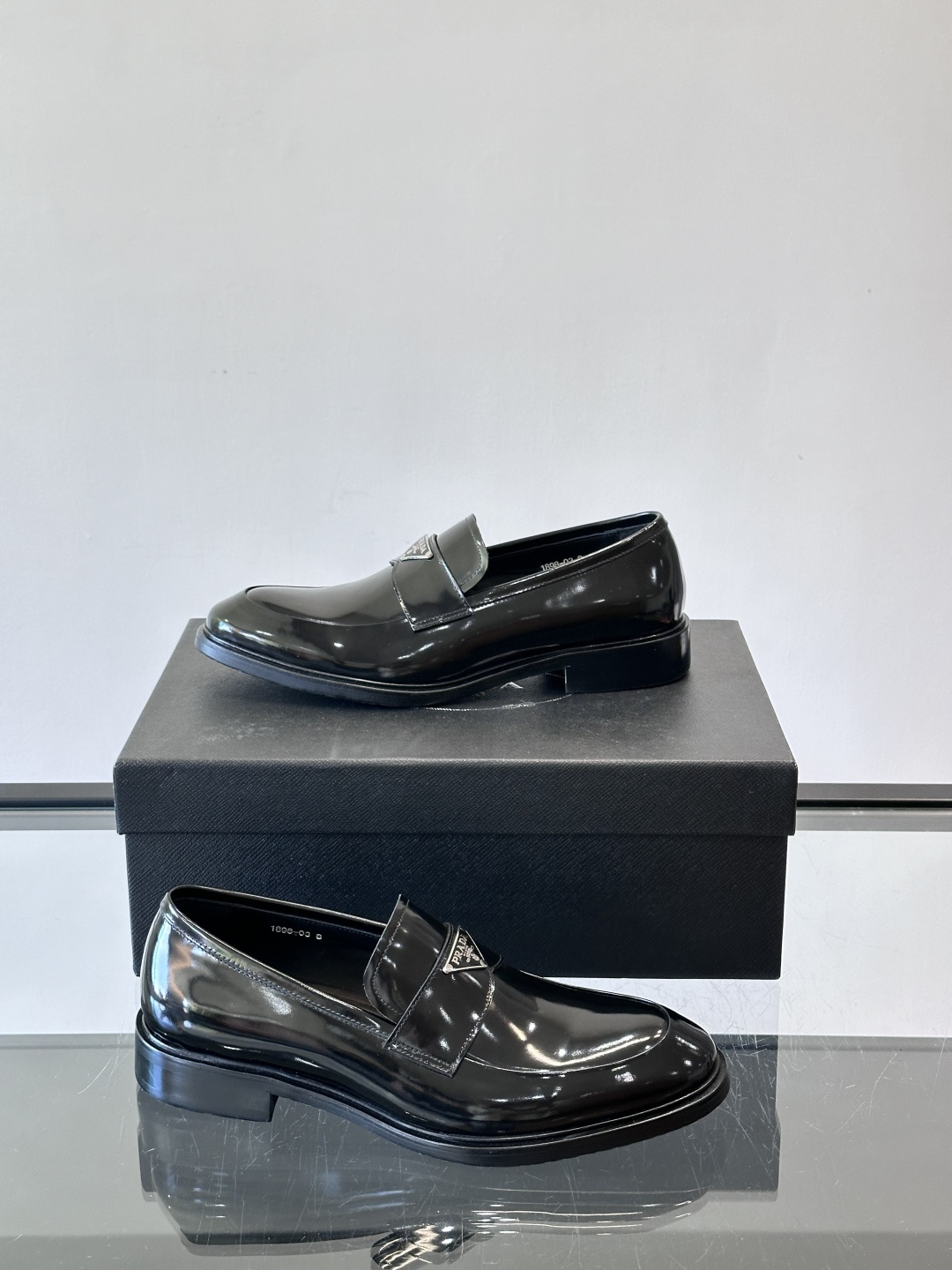 Prad*家新款🆕 男士休闲皮鞋✔️选用进口头层黑色小牛皮材质，质感满满，挺括和圆形鞋头设计, 原版开模