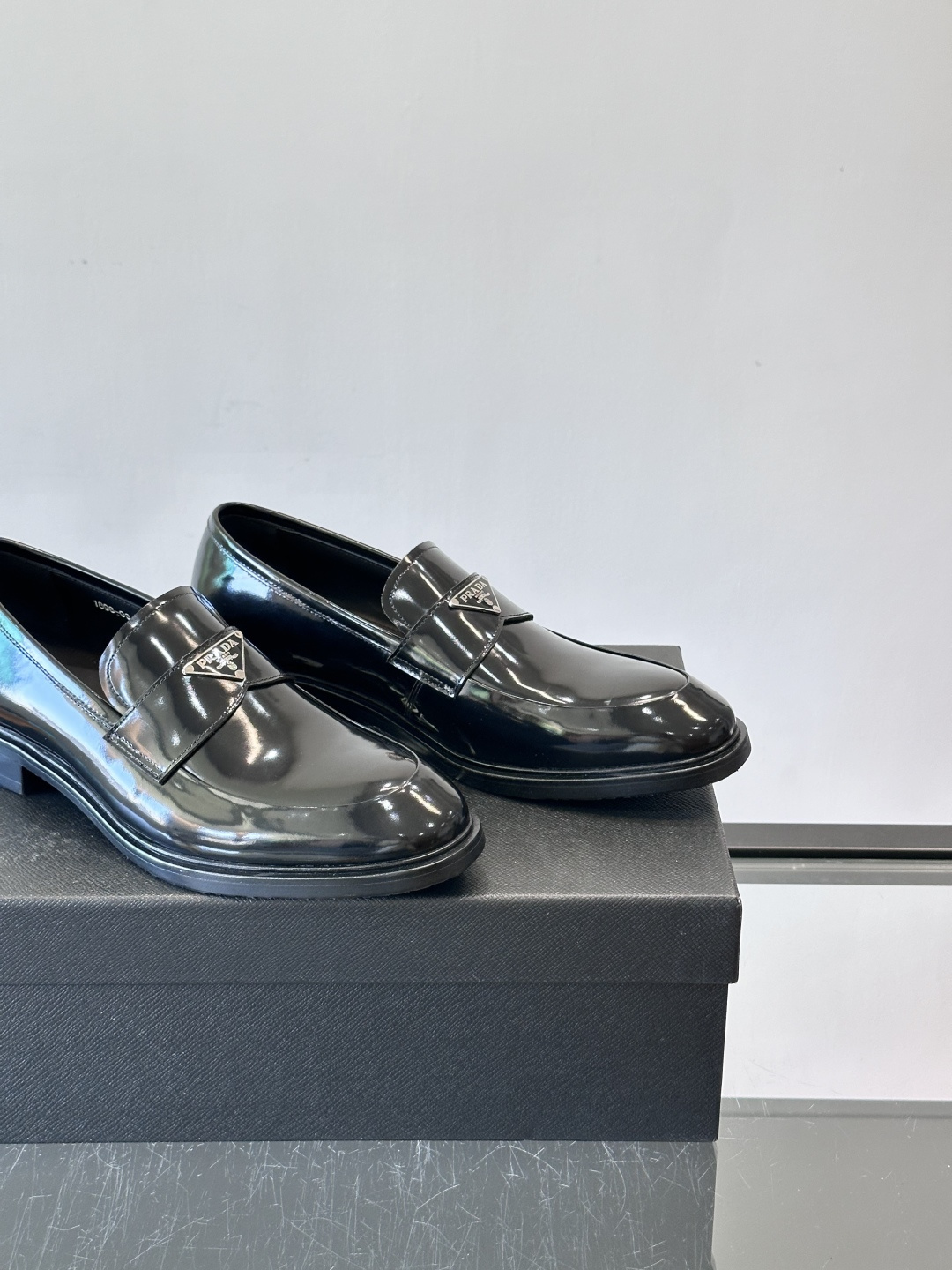 Prad*家新款🆕 男士休闲皮鞋✔️选用进口头层黑色小牛皮材质，质感满满，挺括和圆形鞋头设计, 原版开模