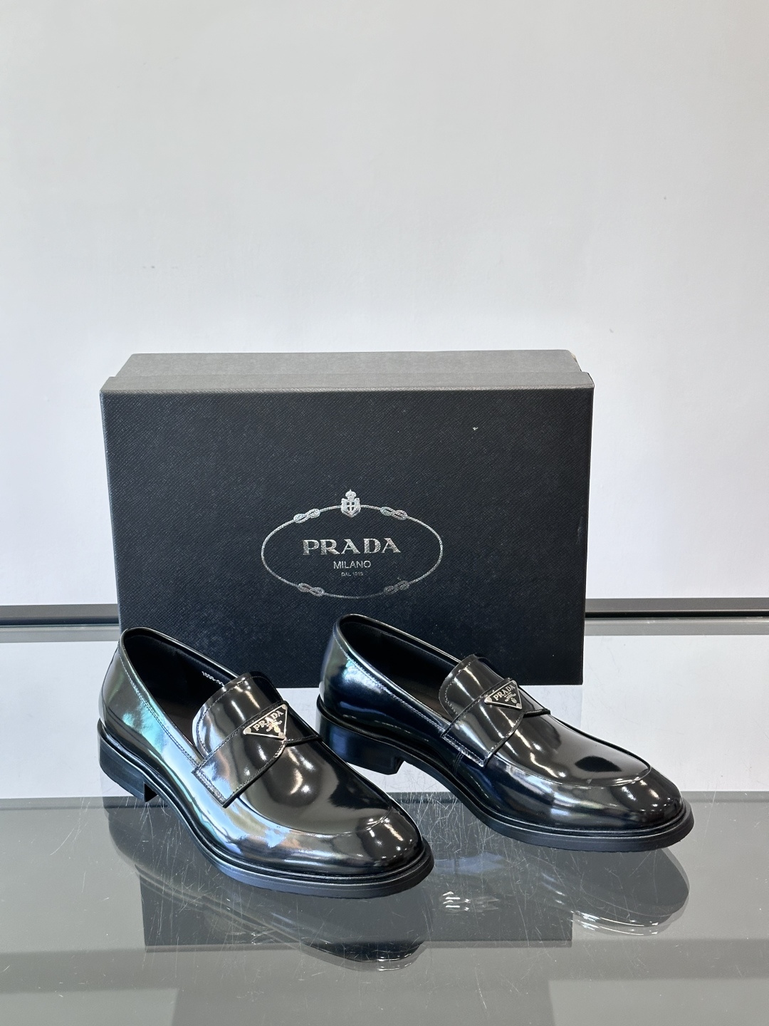 Prad*家新款🆕 男士休闲皮鞋✔️选用进口头层黑色小牛皮材质，质感满满，挺括和圆形鞋头设计, 原版开模