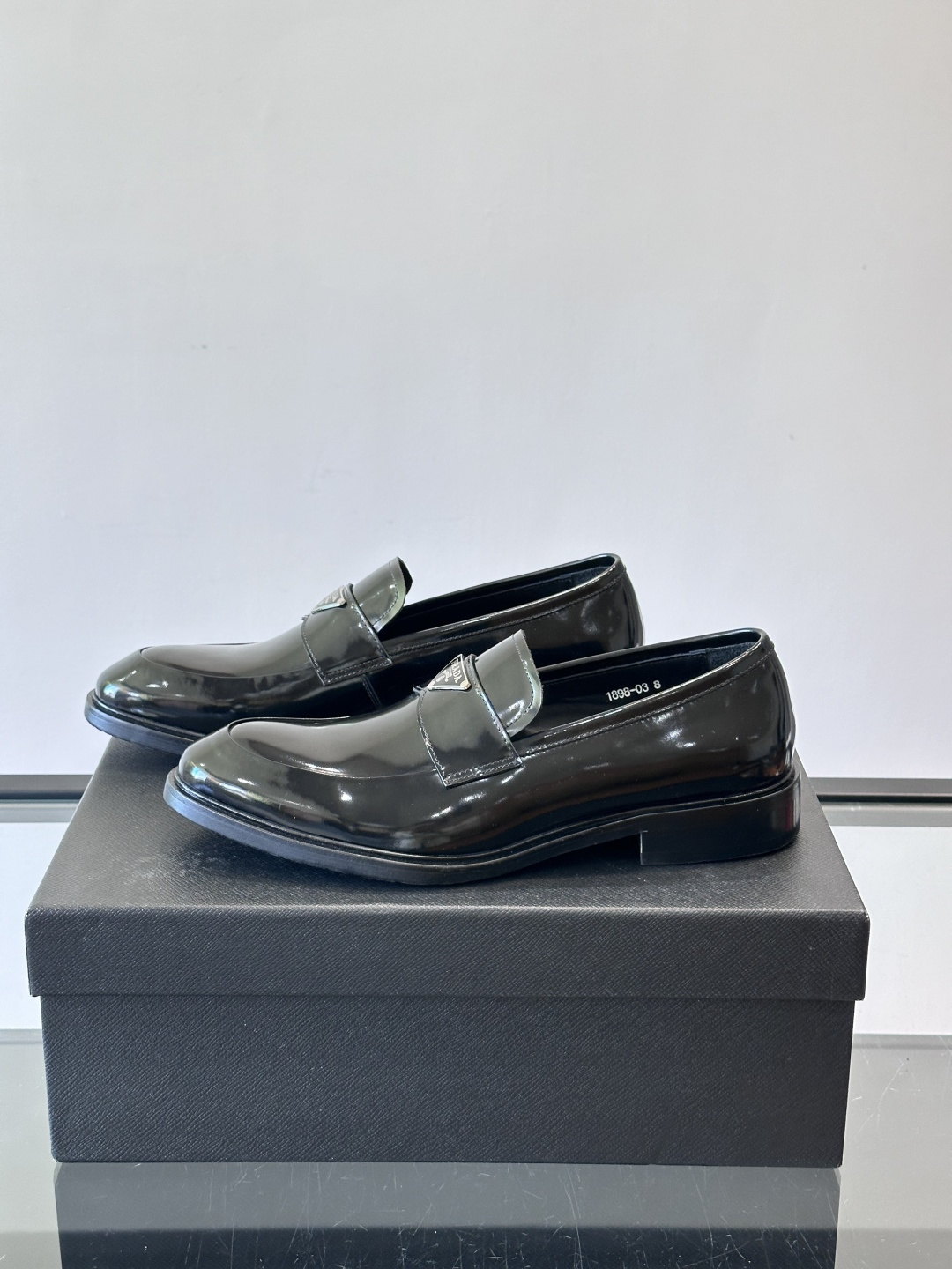 Prad*家新款🆕 男士休闲皮鞋✔️选用进口头层黑色小牛皮材质，质感满满，挺括和圆形鞋头设计, 原版开模