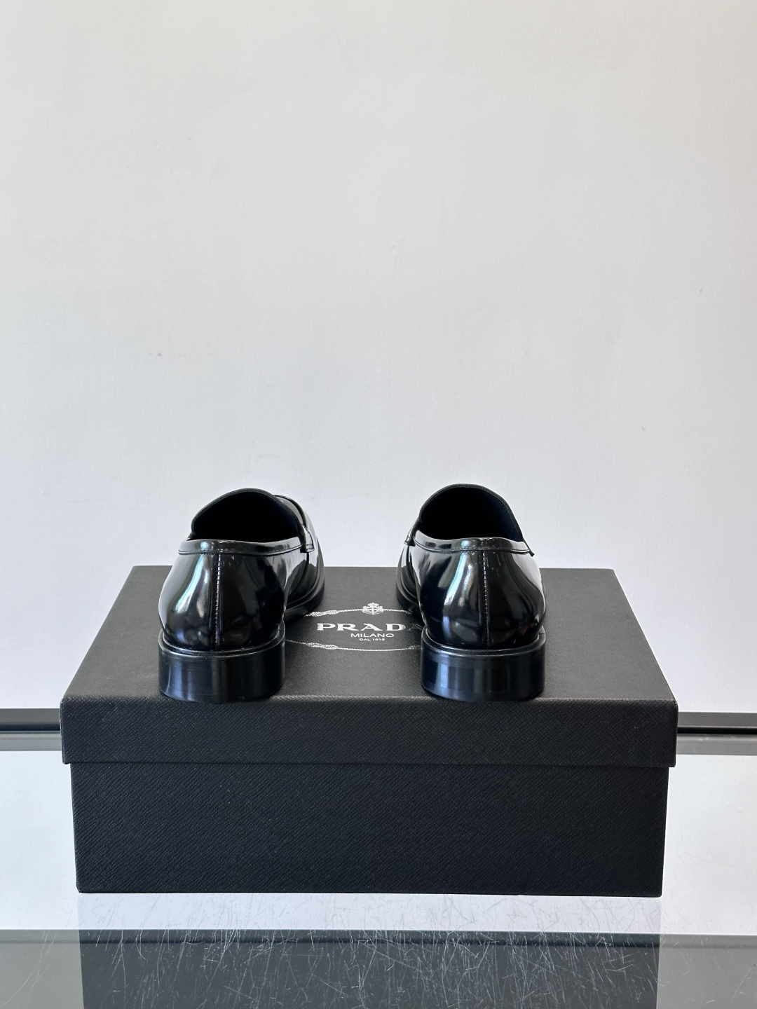 Prad*家新款🆕 男士休闲皮鞋✔️选用进口头层黑色小牛皮材质，质感满满，挺括和圆形鞋头设计, 原版开模