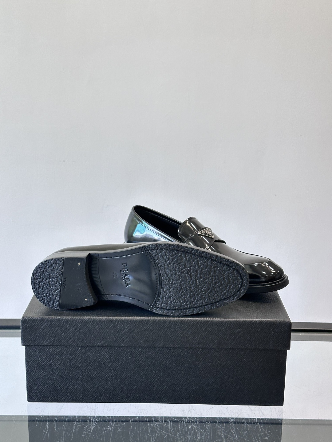 Prad*家新款🆕 男士休闲皮鞋✔️选用进口头层黑色小牛皮材质，质感满满，挺括和圆形鞋头设计, 原版开模