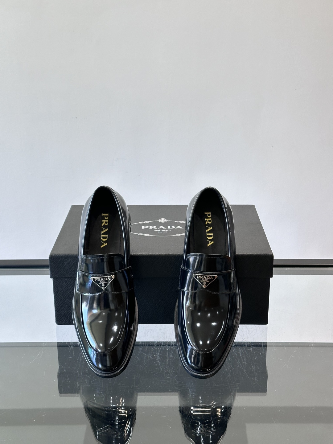 Prad*家新款🆕 男士休闲皮鞋✔️选用进口头层黑色小牛皮材质，质感满满，挺括和圆形鞋头设计, 原版开模