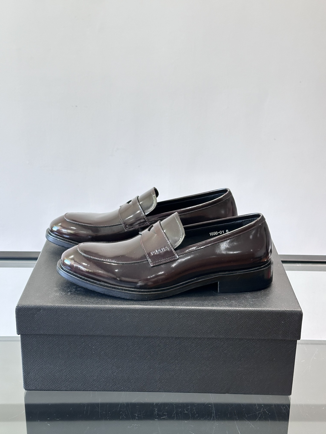 Prad*家新款🆕 男士休闲皮鞋✔️选用进口头层黑色小牛皮材质，质感满满，挺括和圆形鞋头设计, 原版开模