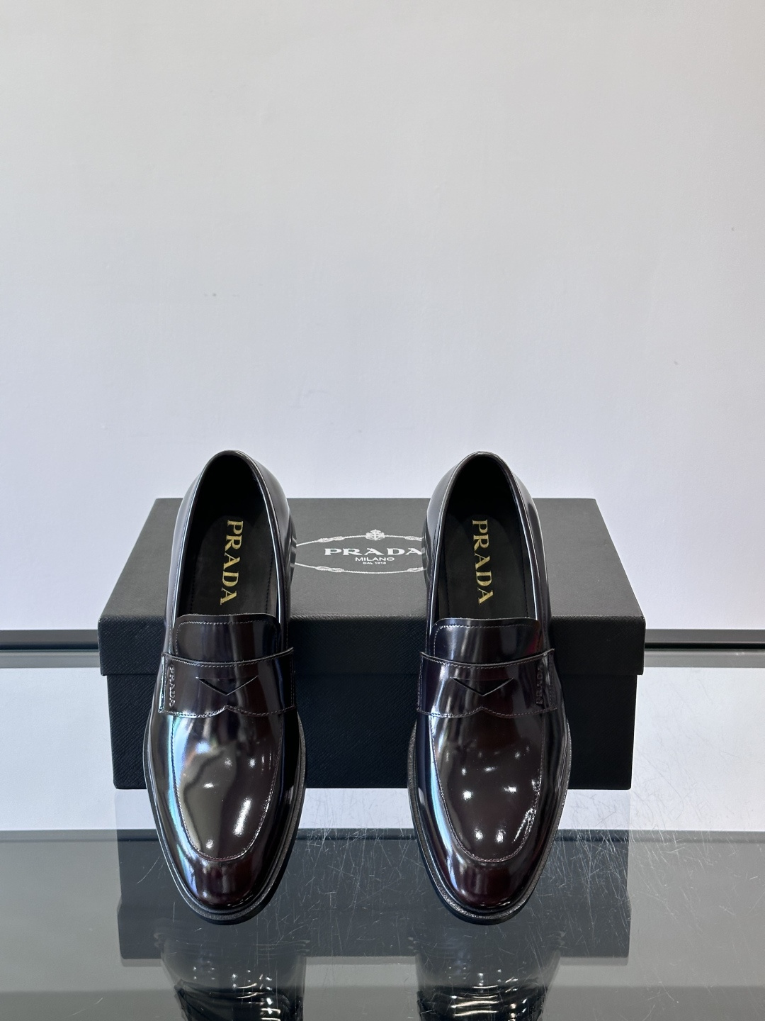 Prad*家新款🆕 男士休闲皮鞋✔️选用进口头层黑色小牛皮材质，质感满满，挺括和圆形鞋头设计, 原版开模