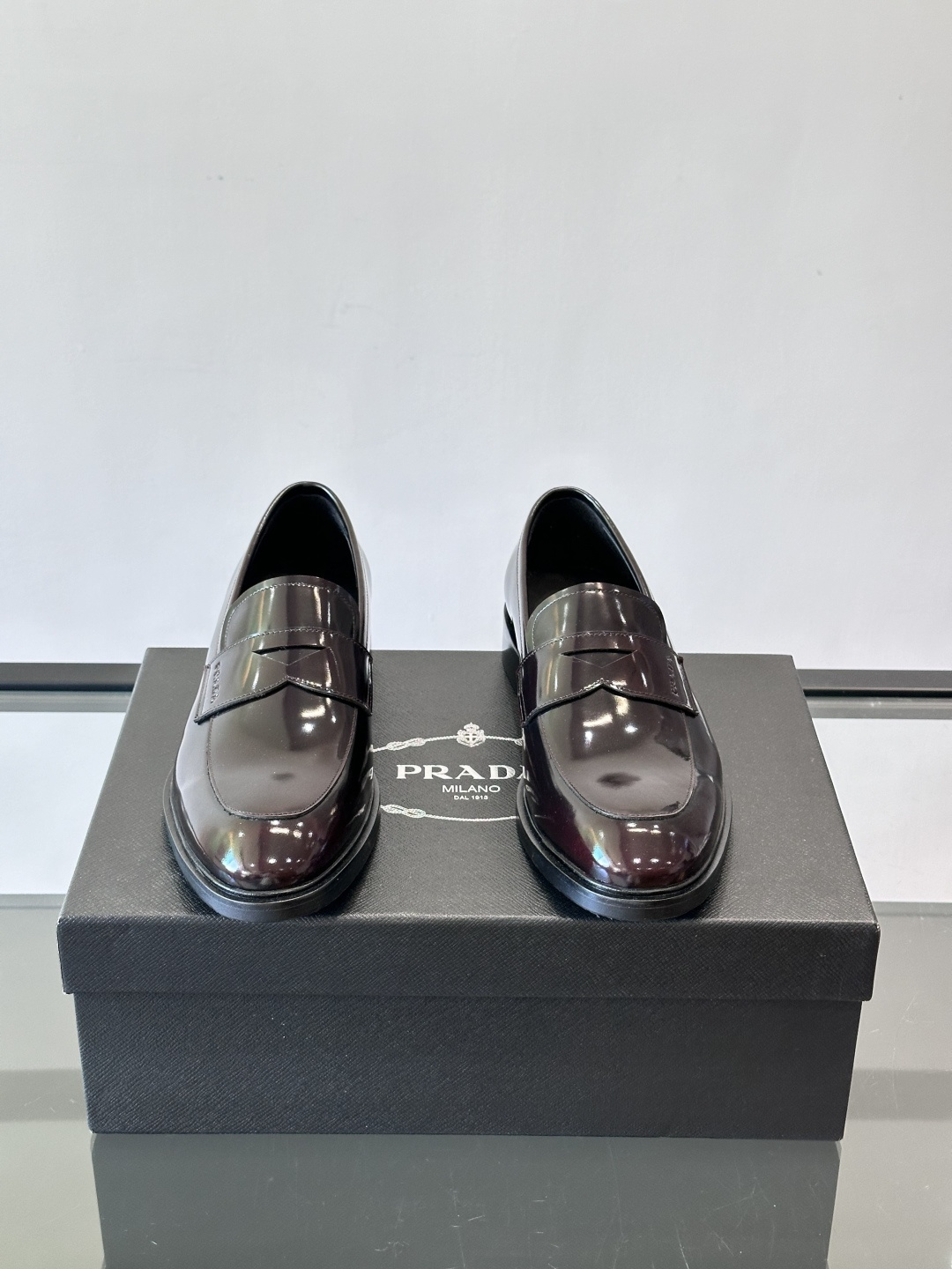 Prad*家新款🆕 男士休闲皮鞋✔️选用进口头层黑色小牛皮材质，质感满满，挺括和圆形鞋头设计, 原版开模