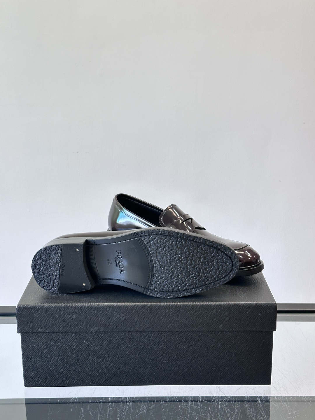 Prad*家新款🆕 男士休闲皮鞋✔️选用进口头层黑色小牛皮材质，质感满满，挺括和圆形鞋头设计, 原版开模