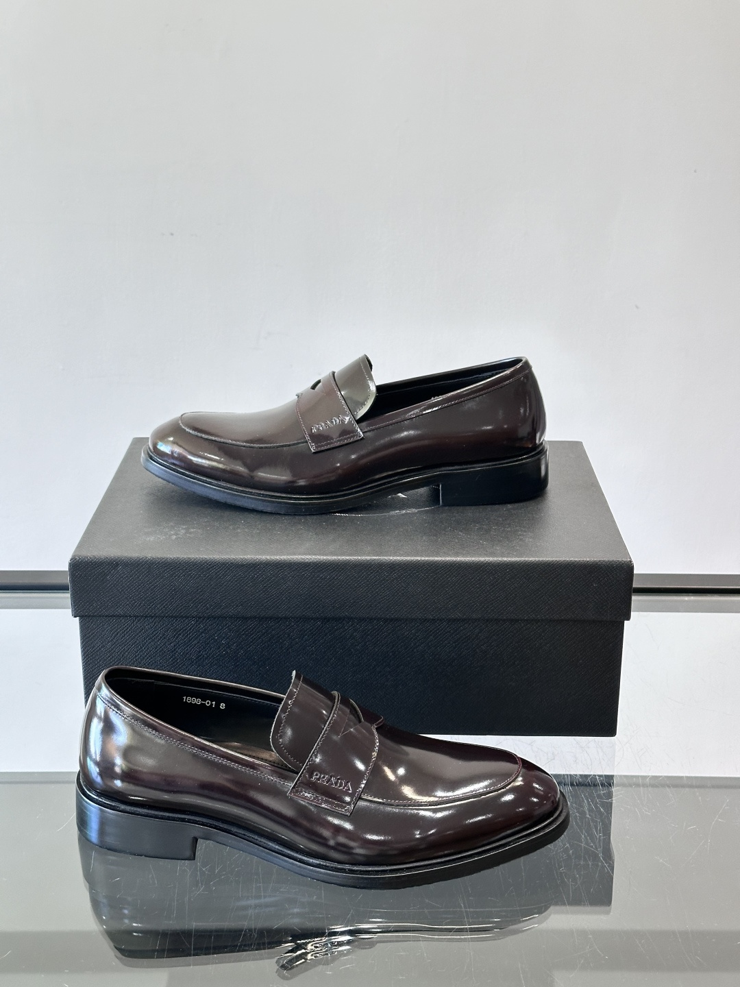 Prad*家新款🆕 男士休闲皮鞋✔️选用进口头层黑色小牛皮材质，质感满满，挺括和圆形鞋头设计, 原版开模