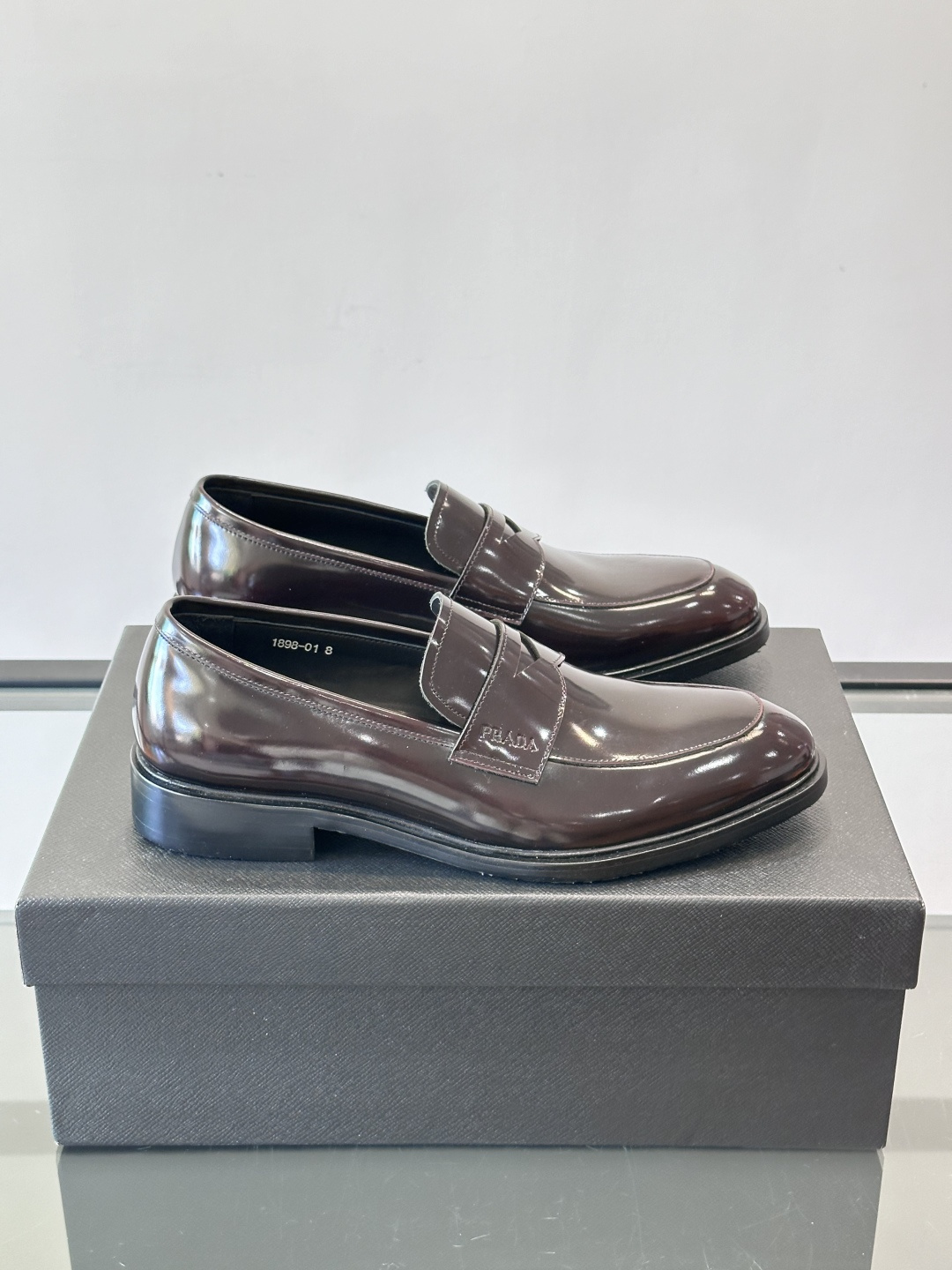 Prad*家新款🆕 男士休闲皮鞋✔️选用进口头层黑色小牛皮材质，质感满满，挺括和圆形鞋头设计, 原版开模