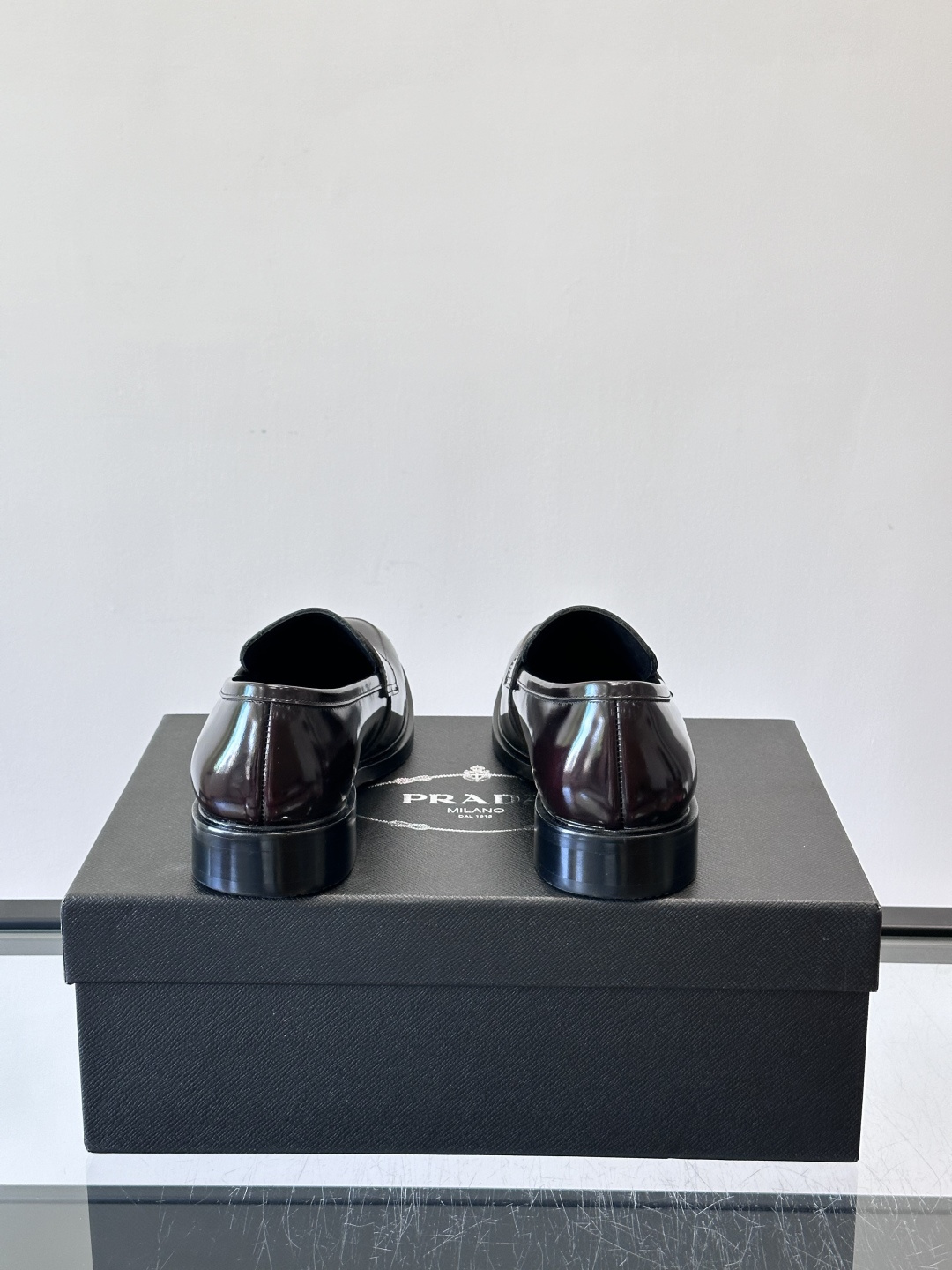 Prad*家新款🆕 男士休闲皮鞋✔️选用进口头层黑色小牛皮材质，质感满满，挺括和圆形鞋头设计, 原版开模