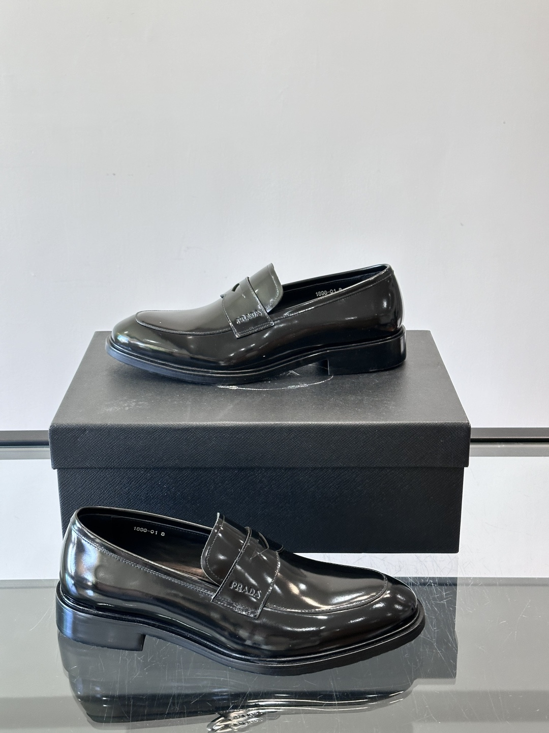Prad*家新款🆕 男士休闲皮鞋✔️选用进口头层黑色小牛皮材质，质感满满，挺括和圆形鞋头设计, 原版开模